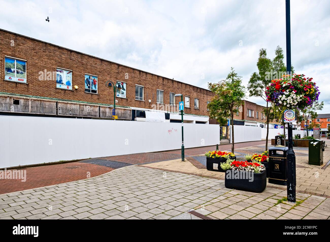 Exposition de fleurs fraîches dans le Queensway embarqué et déserté dans le centre-ville de Crewe Cheshire Royaume-Uni Banque D'Images