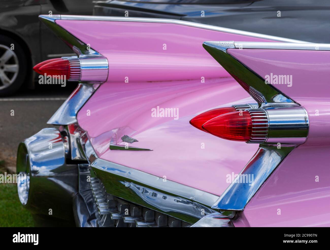 Les ailerons d'une voiture Cadillac rose des années 1950 Banque D'Images