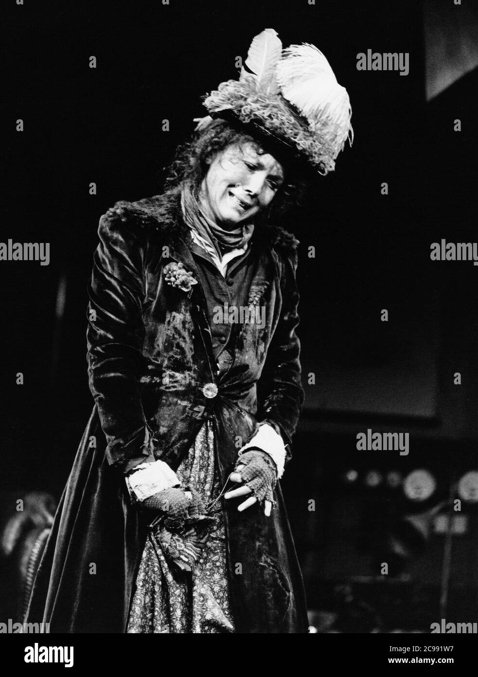 Diana Rigg (Eliza Doolittle) à PYGMALION par George Bernard Shaw au théâtre Albery, Londres WC2 16/05/1974 conception: Jocelyn Herbert & Andrew Sanders éclairage: Andy Phillips directeur: John Dexter Banque D'Images