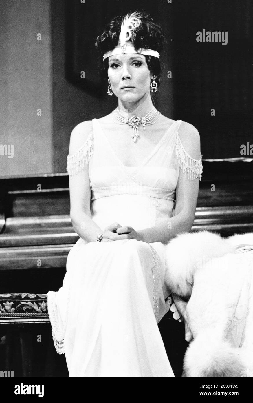 Diana Rigg (Eliza Doolittle) à PYGMALION par George Bernard Shaw au théâtre Albery, Londres WC2 16/05/1974 conception: Jocelyn Herbert & Andrew Sanders éclairage: Andy Phillips directeur: John Dexter Banque D'Images
