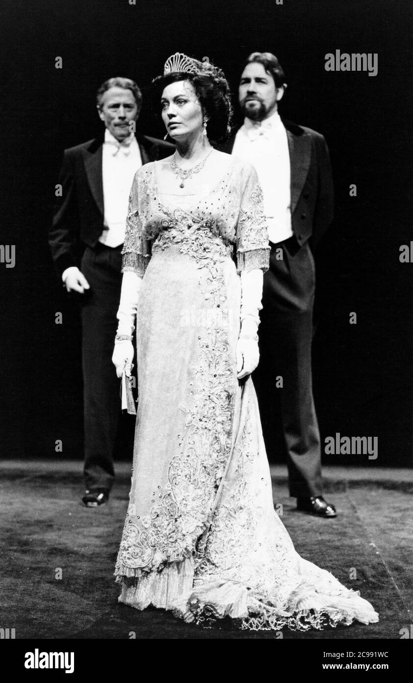 l-r: Tim Seely (colonel Pickering), Lesley-Anne Down (Eliza Doolittle), David Henry (Henry Higgins) à PYGMALION par George Bernard Shaw au Young Vic, Londres SE1 21/01/1981 ensemble design: Carl Toms costumes: Bob Ringwood éclairage: John B Lire le directeur: Denise Coffey Banque D'Images