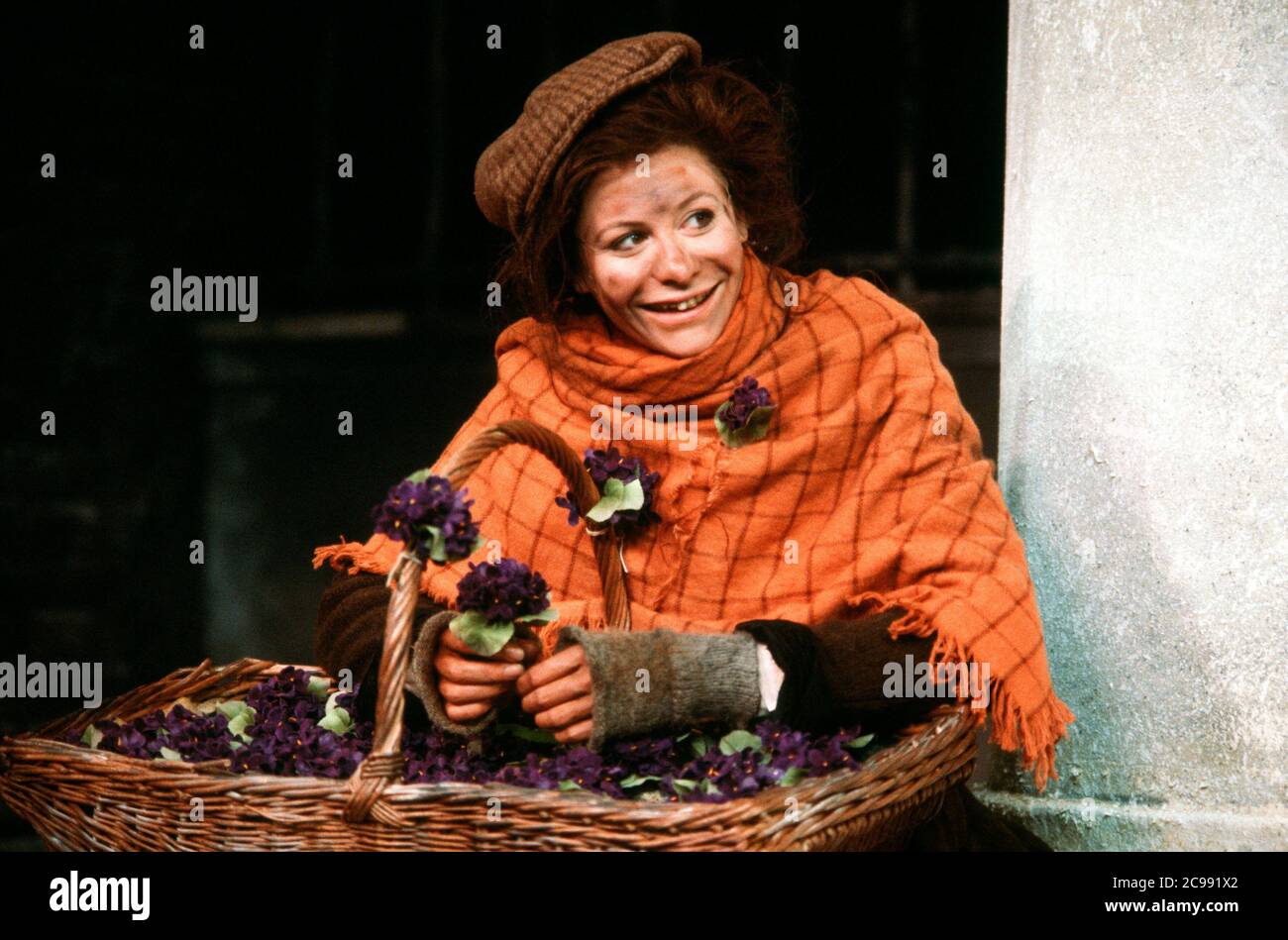 Jackie Smith-Wood (Eliza Doolittle) à PYGMALION par George Bernard Shaw au Shaftesbury Theatre, Londres WC1 15/05/1984 Set design: Douglas Heap costumes: Ann Curtis éclairage: Charlie Paton réalisateur: Ray Cooney Banque D'Images