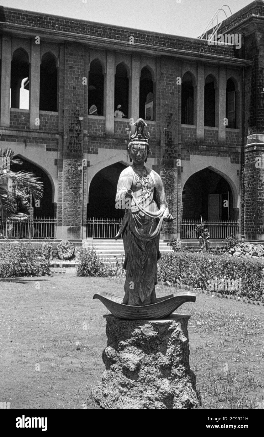 Sculpture dans le jardin de l'ancien musée du Prince de Galles, aujourd'hui musée du Roi Shivaji, au début des années 60. Mumbai, Maharastra, Inde, 1961/1962 Banque D'Images