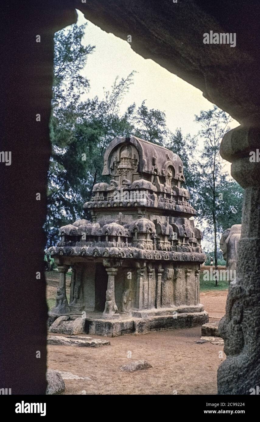 Groupe de monuments à Mahabalipuram. Voici l'un des cinq Rathas, le Nakula-Sahadeva-Ratha. Mahabalipuram, Tamil Nadu, Inde, 1961/1962 Banque D'Images