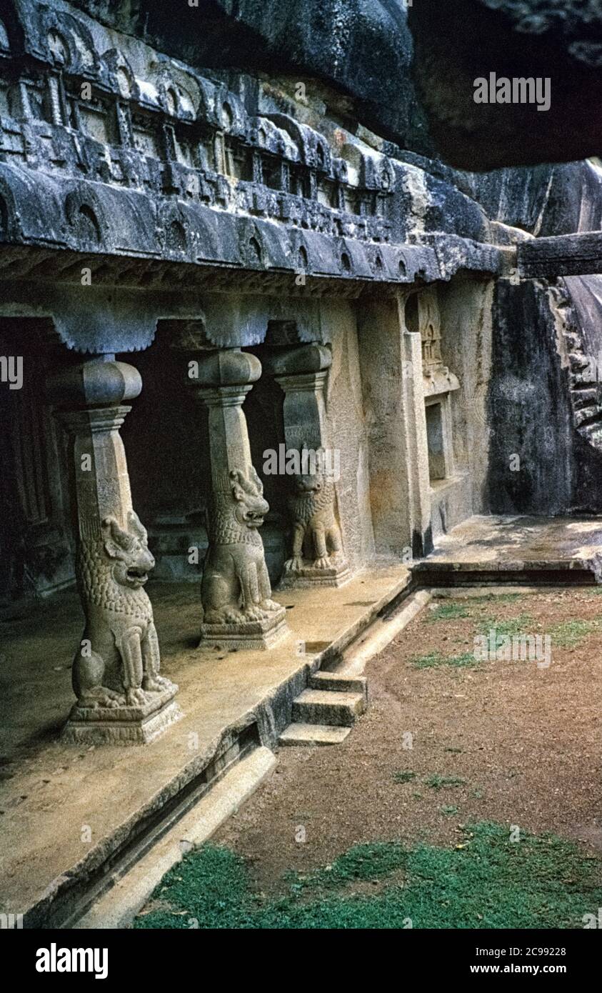 Groupe de monuments à Mahabalipuram. Détail de l'entrée du temple de la grotte de Ramanuja, Mahabalipuram, Tamil Nadu, Inde, 1961/1962 Banque D'Images