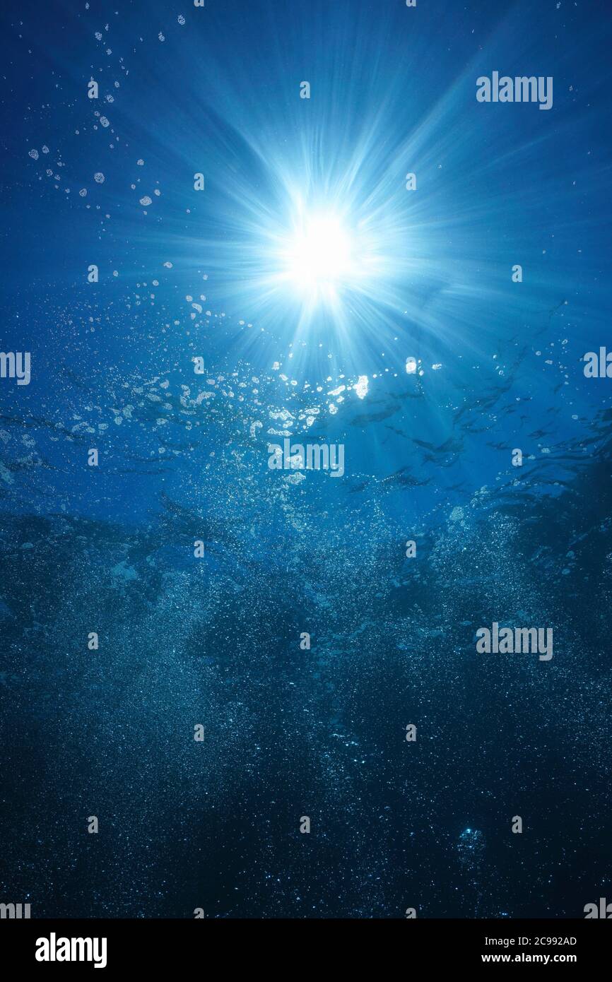 Lumière du soleil sous-marine avec bulles d'air qui s'élève à la surface de l'eau, scène naturelle, mer Méditerranée Banque D'Images