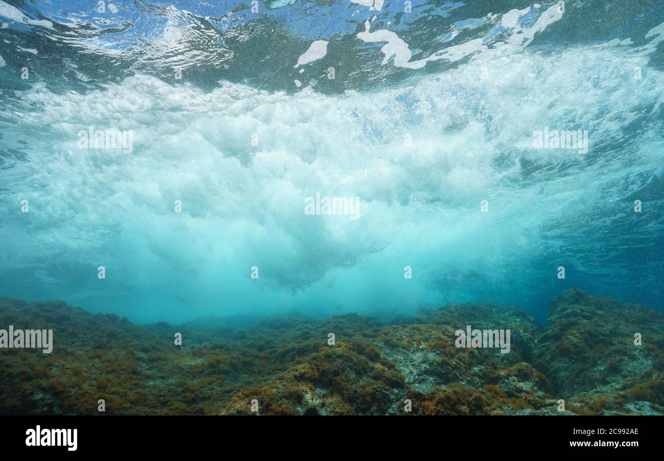 Vague de mer se brisant sur la roche sous la surface de l'eau, mer Méditerranée Banque D'Images
