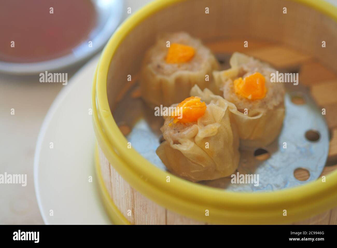Beignet de crabe chinois cuit à la vapeur avec œuf salé dans un cuiseur vapeur en bambou Panier - cuisine chinoise menu Dimsum Banque D'Images
