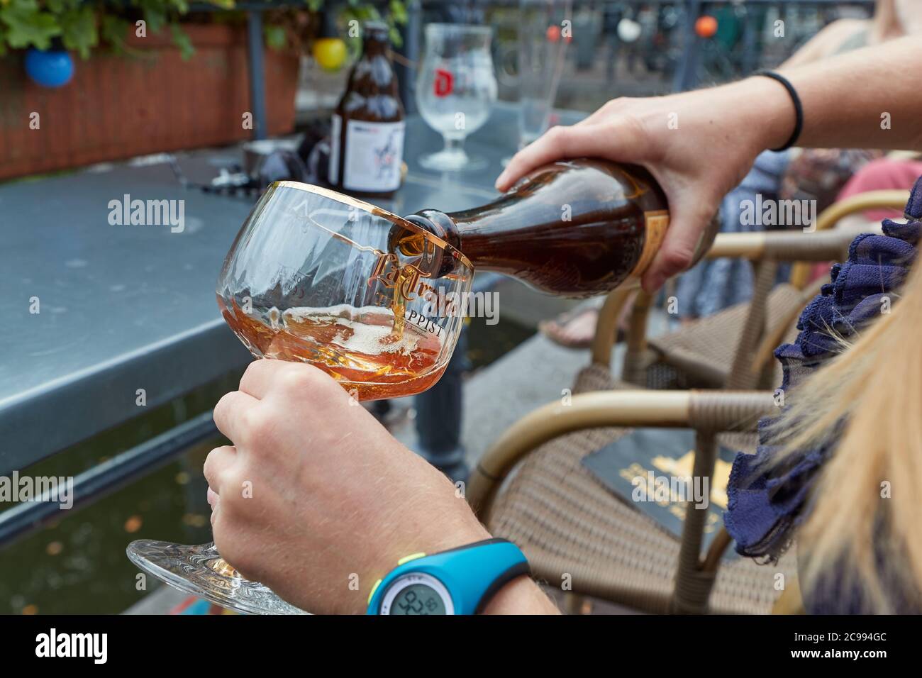 Bière trappiste versé dans un verre aux Pays-Bas Banque D'Images
