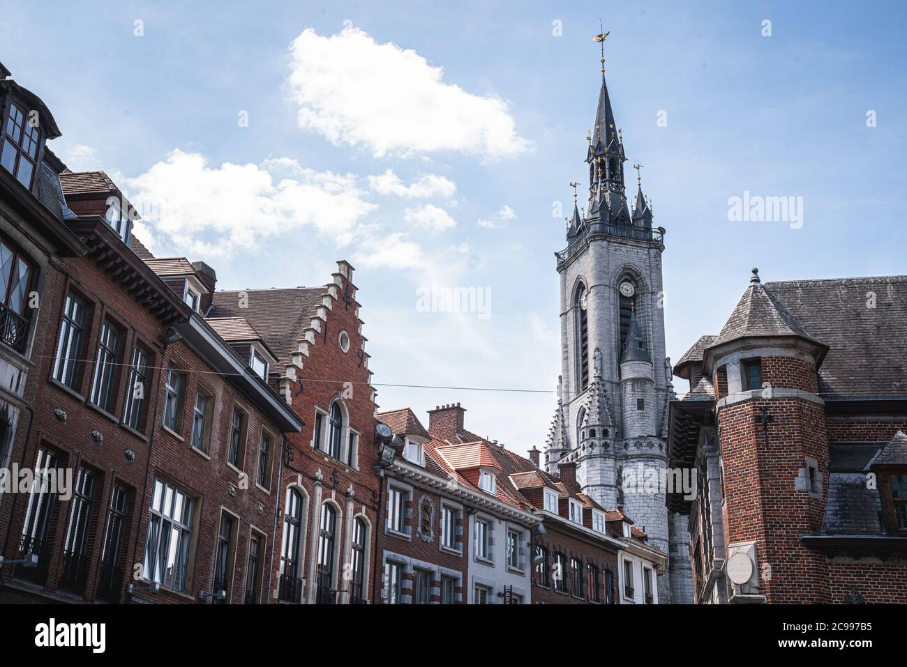 Perspective de la ville urbaine de Tournai avec des appartements et l'église Tour Banque D'Images