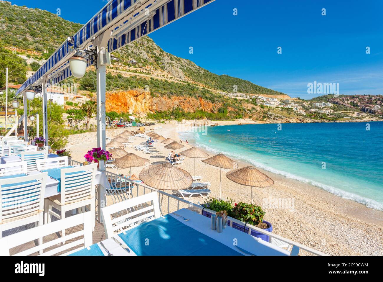 Vue sur la plage de Kalkan depuis un restaurant en bord de mer, province d'Antalya, Turquie Banque D'Images