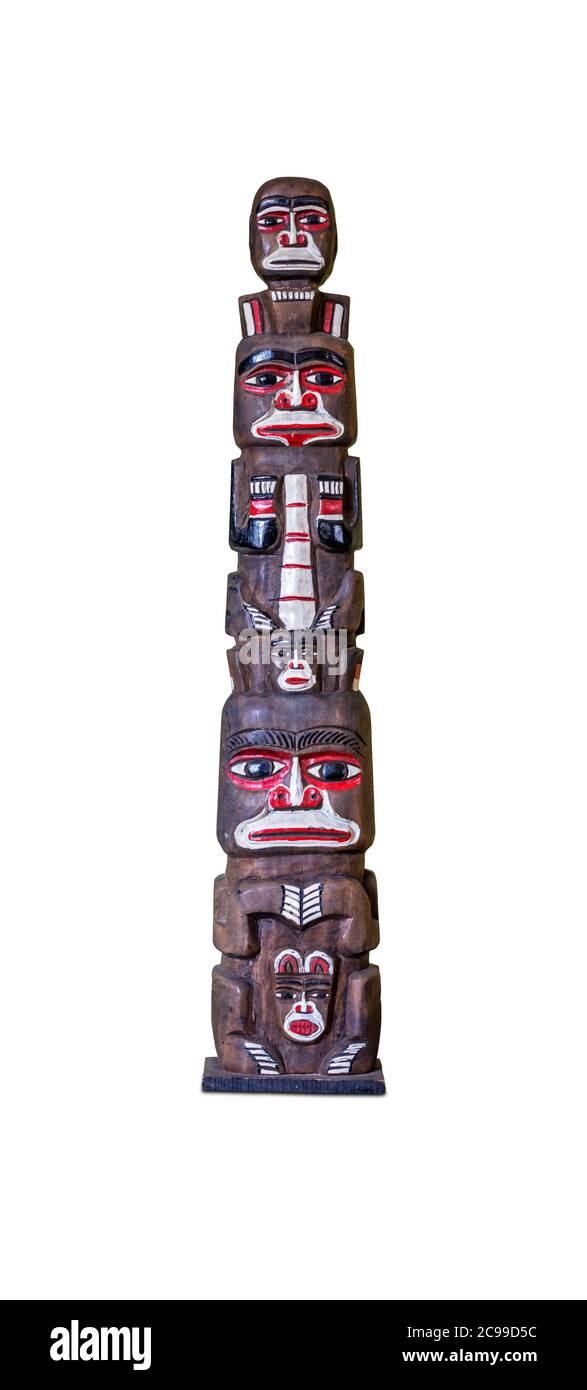 Un ancien totem africain en bois, sculpté et peint à la main. Il représente des hommes noirs indigènes assis l'un sur l'autre. Souvenirs pour les touristes. Banque D'Images