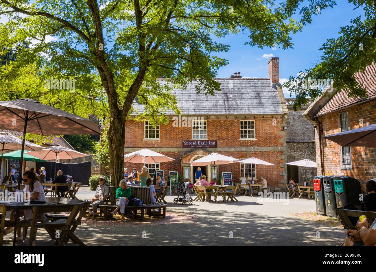 The Spread Eagle, une maison publique traditionnelle de campagne à Stourton, un petit village près de Stourhead, à la frontière du Wiltshire Somerset, au sud-ouest de l'Angleterre Banque D'Images