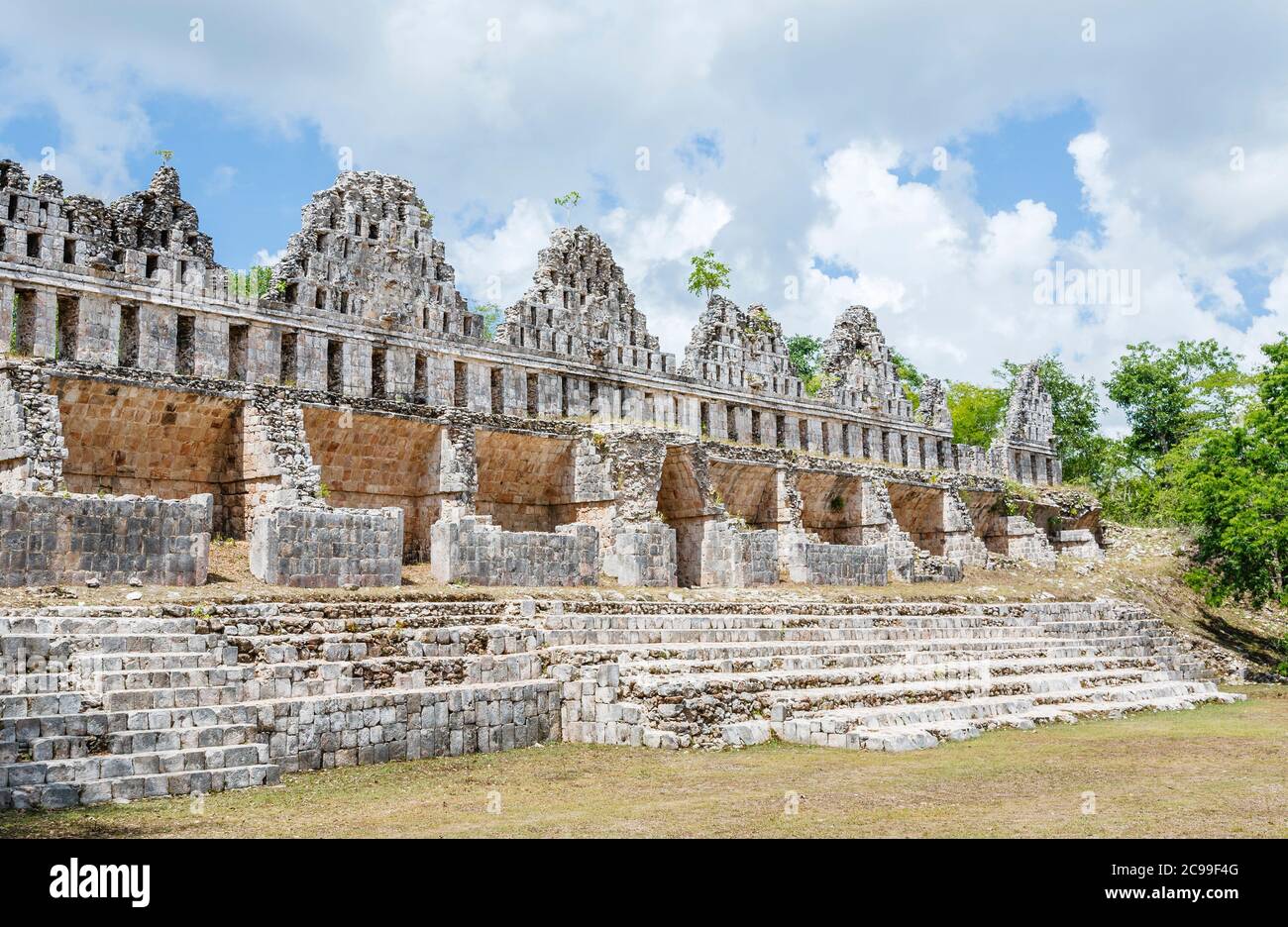 Murs détruits dans la région de Dovecote à Uxmal, une ancienne ville maya et site archéologique près de Merida, Yucatan, Mexique Banque D'Images