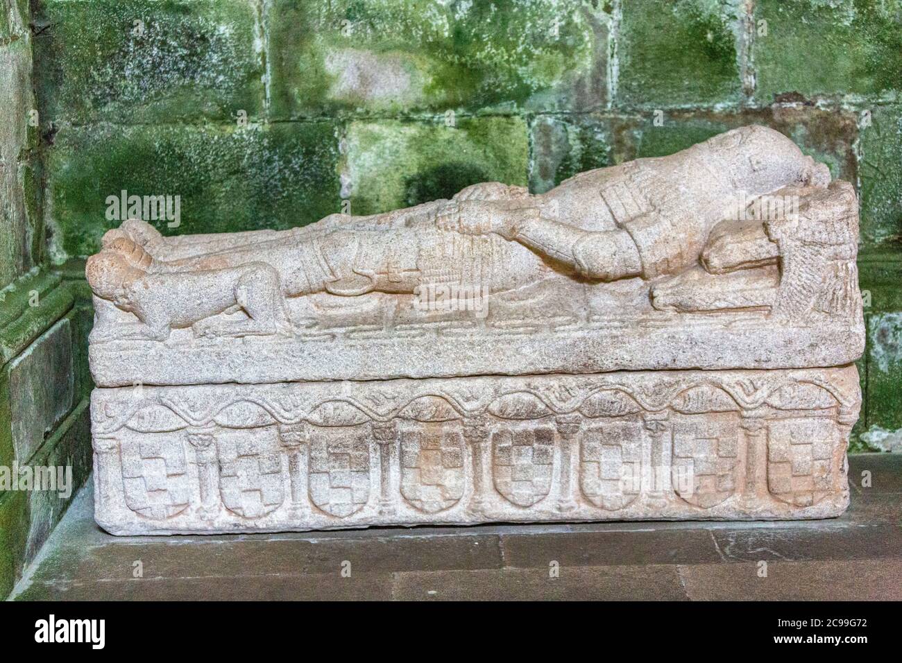 Tombe gothique. Guerrier avec son épée et son armure, chiens à ses pieds. Abbaye de Sobrado, Sobrado, Galice, Espagne Banque D'Images