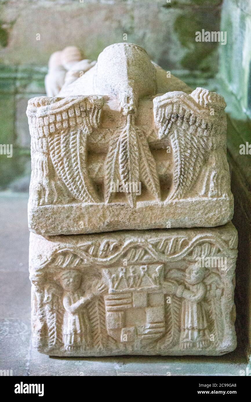 Tombe gothique. Guerrier avec son épée et son armure, chiens à ses pieds. Abbaye de Sobrado, Sobrado, Galice, Espagne Banque D'Images