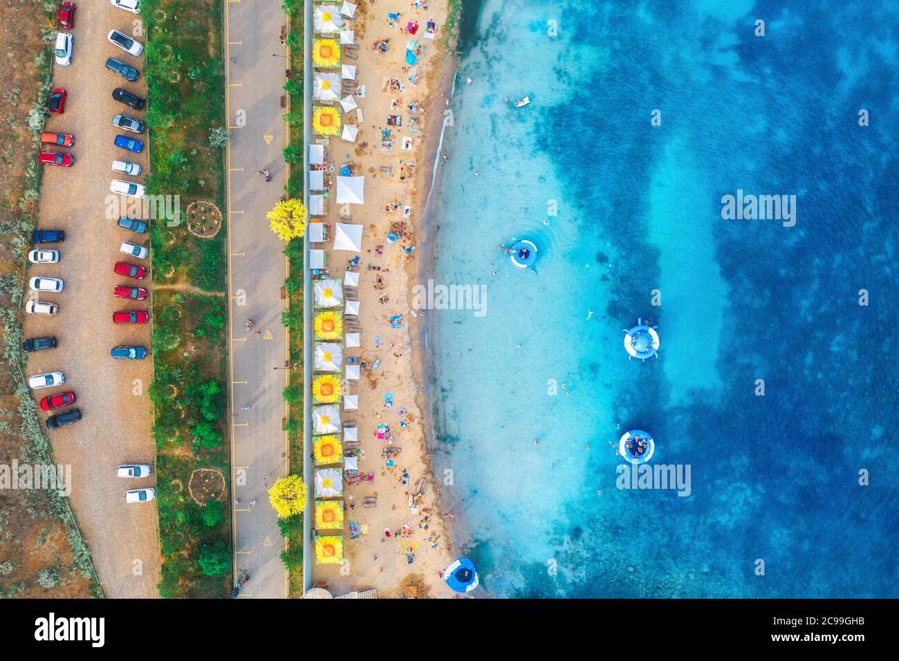 Vue aérienne de la plage de sable avec parasols, mer bleue en été Banque D'Images