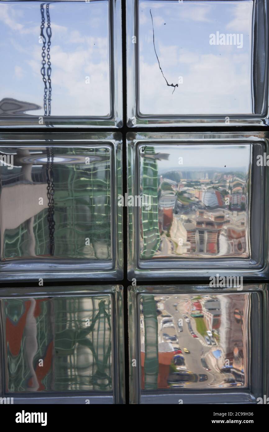 20-07-24 les blocs de verre sont des éléments d'architecture moderne pour tous les types de bâtiments Banque D'Images