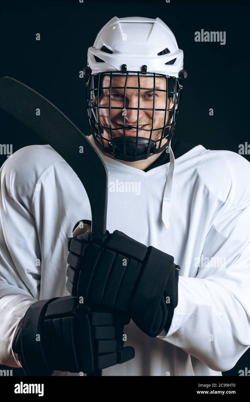 Portrait de la tête et des épaules de confiance brave joueur de hockey en  uniforme blanc avec casque de protection, en veillant à son équipe s victor  Photo Stock - Alamy