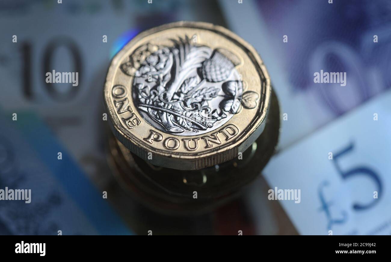 BRITISH UNE LIVRE PIÈCE AVEC L'ARGENT RE L'ÉCONOMIE RÉCESSION REVENU EMPLOIS SALAIRES CORONAVIRUS ETC ROYAUME-UNI Banque D'Images