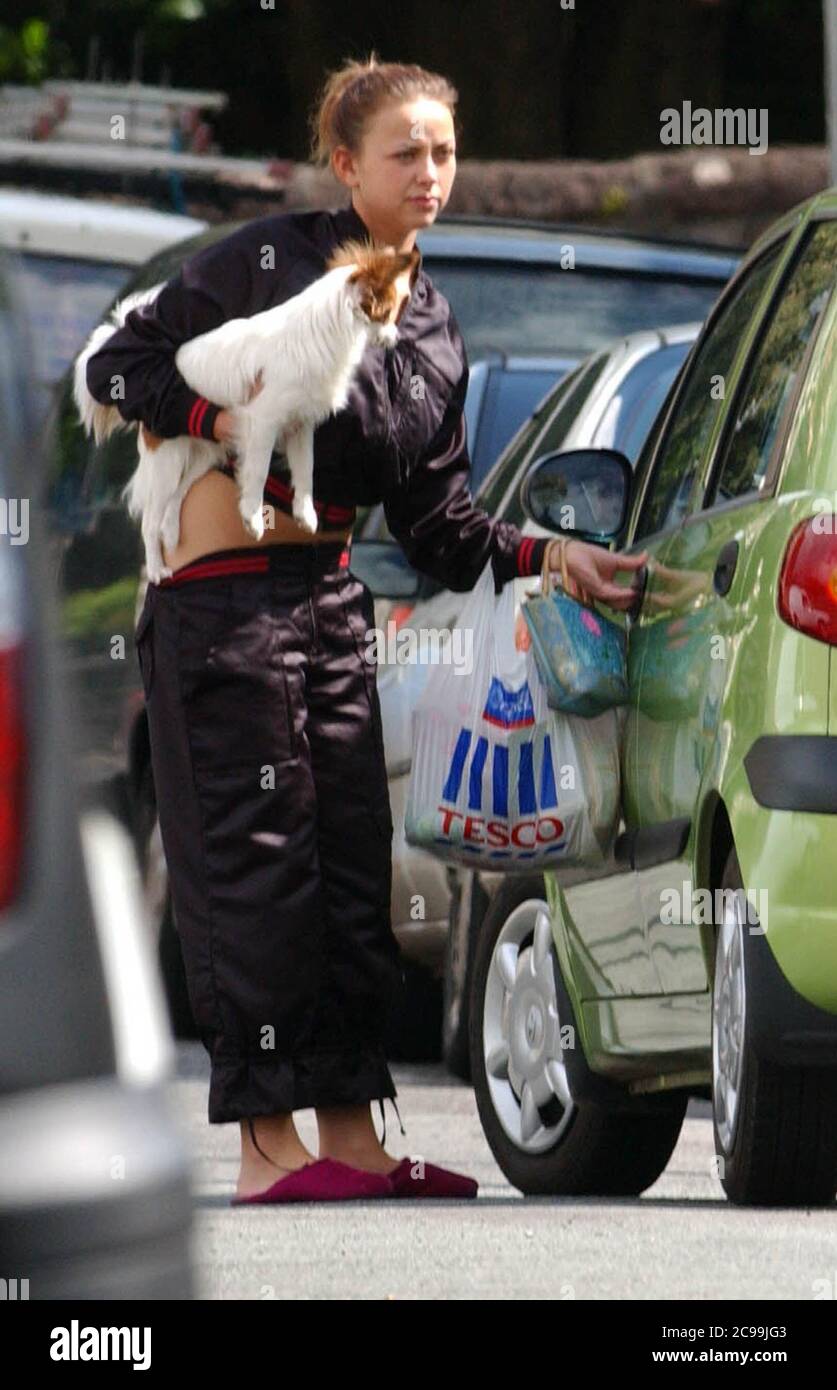 La célébrité et chanteuse Charlotte Church quitte sa maison en portant des pantoufles avec son chien aujourd'hui 21/5/04. Banque D'Images