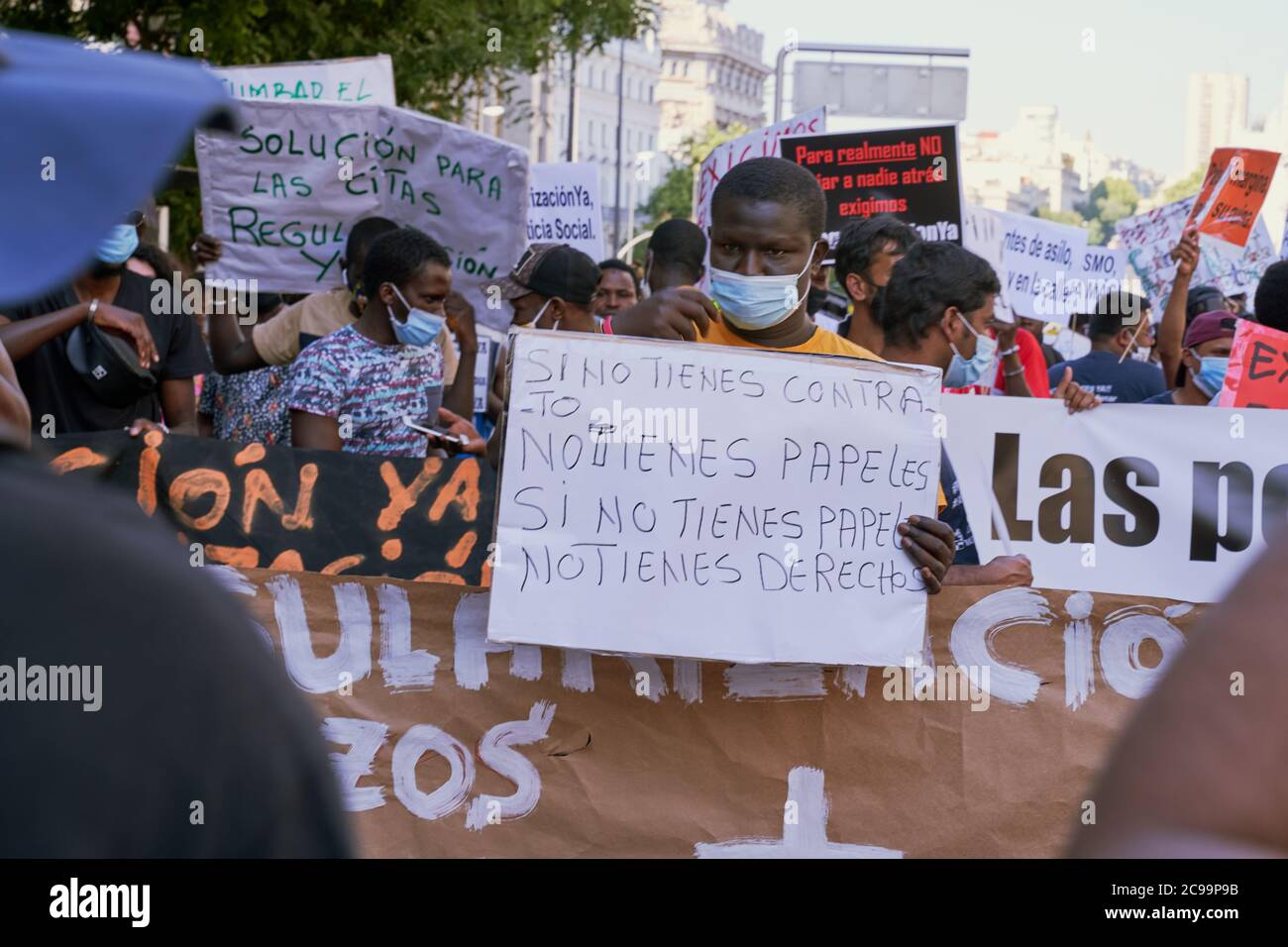 "Si vous n'avez pas de contrat, vous ne pouvez pas obtenir de papiers, si vous n'avez pas de papiers vous n'avez pas de droits" Placerard Papers pour tout le monde proteste Madrid juillet 2020 Banque D'Images