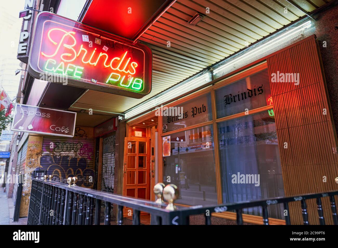 Enseigne au néon du Brindis Café Pub, un bar sportif et karaoké sur la Calle de las Tres Cruces près de la Gran Vía, Madrid Banque D'Images