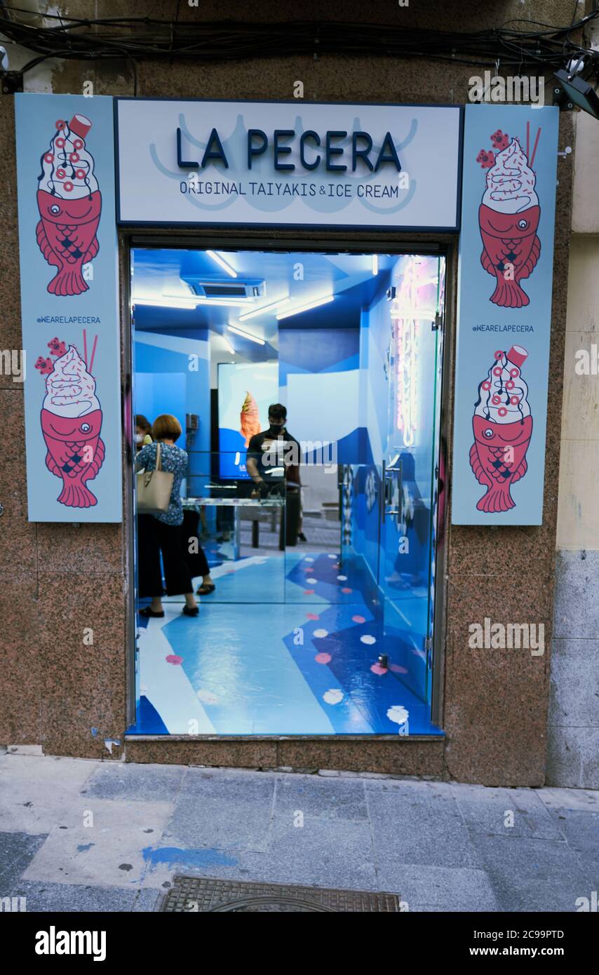 La Pecera, style japonais taiyakis le magasin dans le centre, madrid, rue Tetuan. Glace gaufrée en forme de poisson Banque D'Images
