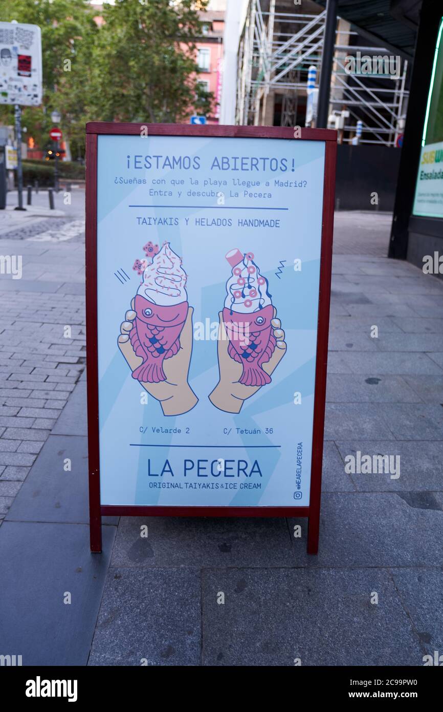 La Pecera, style japonais taiyakis annonce dans le centre, madrid, rue Tetuan. Glace gaufrée en forme de poisson Banque D'Images La Pecera, style japonais taiyakis annonce dans le centre, madrid, rue Tetuan. Glace gaufrée en forme de poisson Banque D'Images