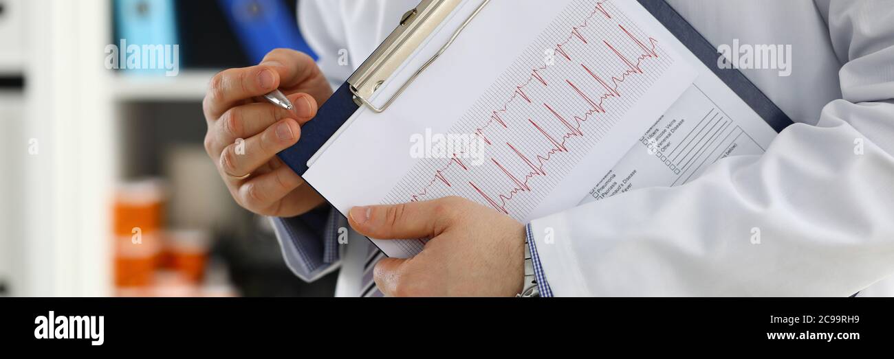 Tampon pour document de prise de main pour médecin mâle Banque D'Images