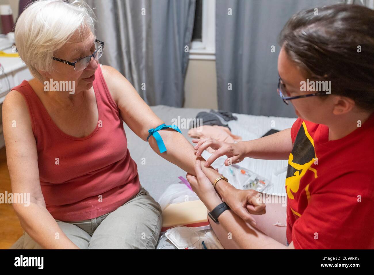 Denver, Colorado - l'infirmière diplômée en retraite Susan Newell, à gauche, aide sa fille, Mariel Hjermstad, à pratiquer un IV Hjermstad est une infirmière Banque D'Images