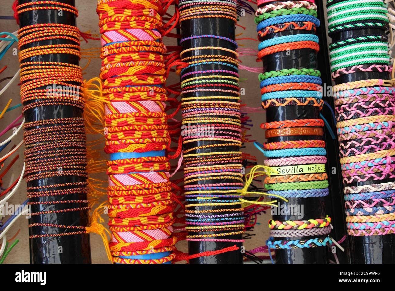 Gros plan de bracelets en fils colorés Banque D'Images