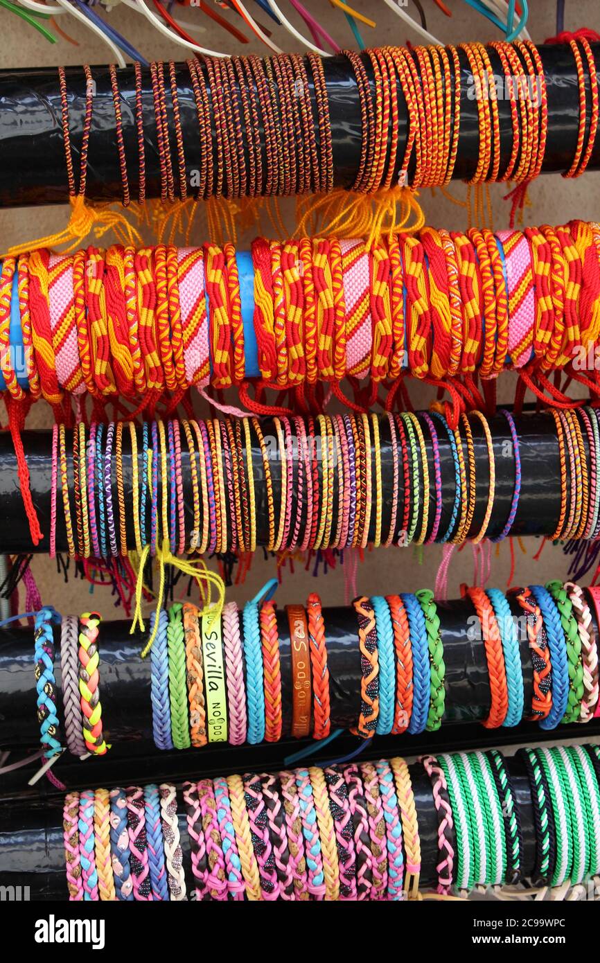 Gros plan vertical de bracelets faits de fils colorés Banque D'Images