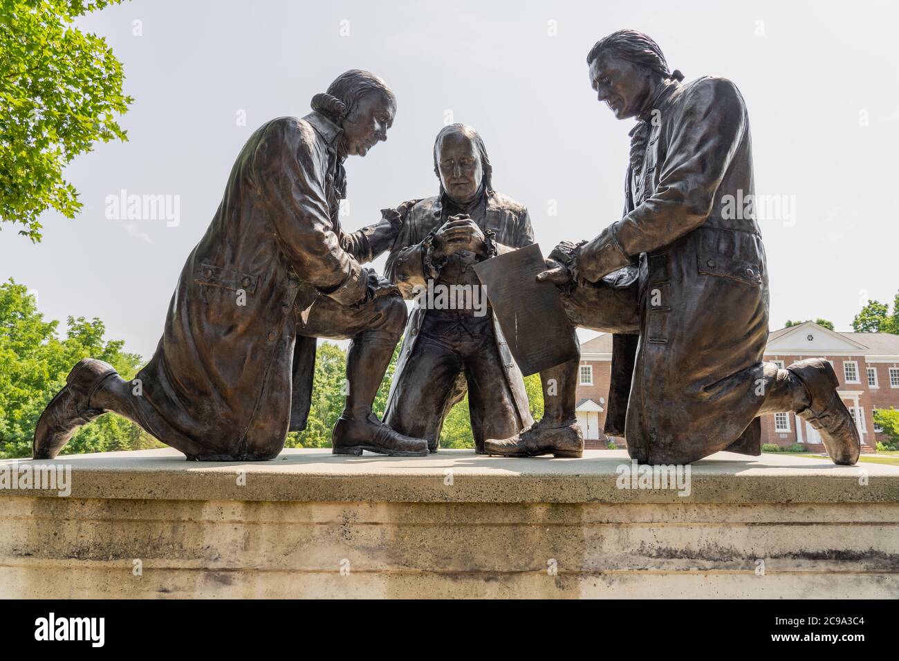 Valley Forge, PA - 3 juillet 2020 : statue en bronze des Pères fondateurs John Adams, Benjamin Franklin et Thomas Jefferson s'agenouillent dans la prière du sculpteur Banque D'Images