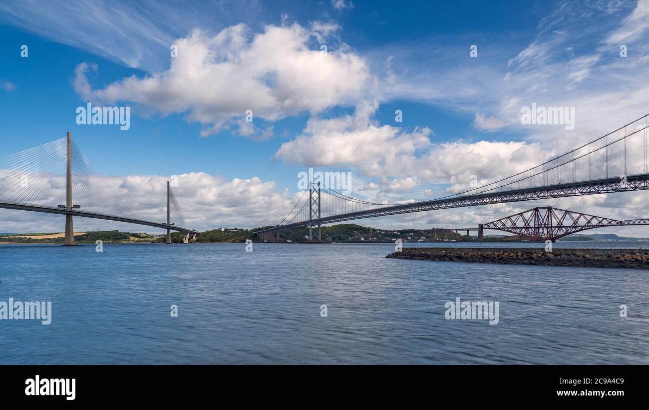 Les trois Forth Bridges offrent une vue impressionnante de l'autre côté du Firth of Forth, ainsi que des liaisons de transport routier et ferroviaire entre Edinburg Banque D'Images