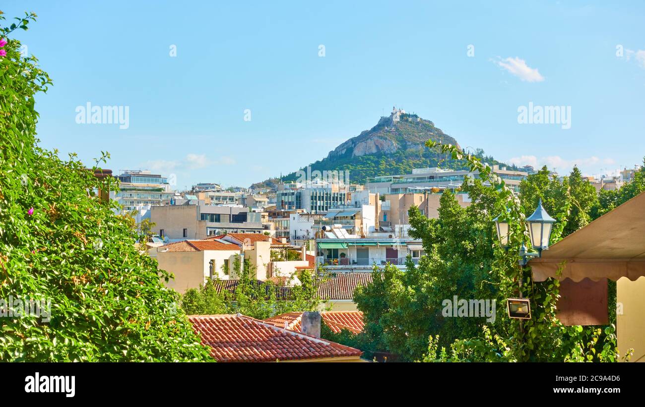 Toits du quartier de Plaka et colline de Lycabette à Athènes, Grèce - vue panoramique sur la ville Banque D'Images