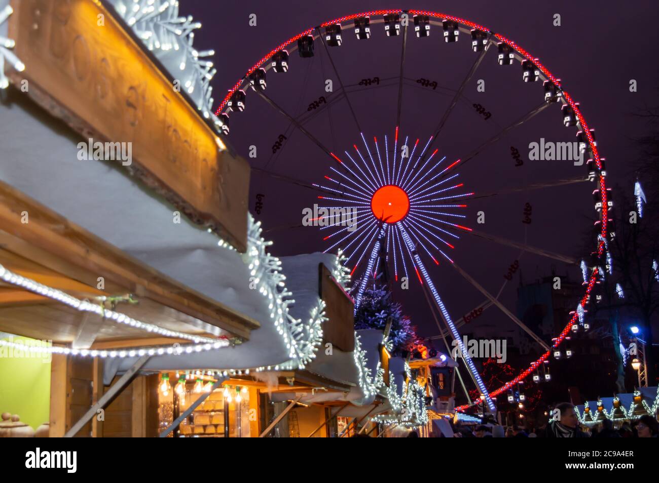 BRUXELLES, BELGIQUE - 31 DÉCEMBRE 2018 : vue de nuit de la grande roue de Noël à Bruxelles, Belgique, le 31 décembre 2018. Banque D'Images