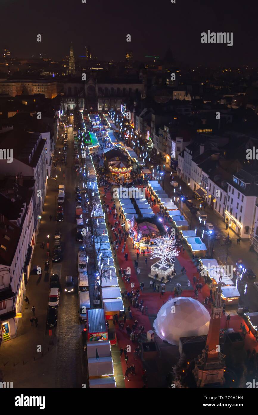 BRUXELLES, BELGIQUE - 31 DÉCEMBRE 2018 : vue de nuit de Bruxelles depuis la grande roue de Noël à Bruxelles, Belgique, le 31 décembre 2018. Banque D'Images