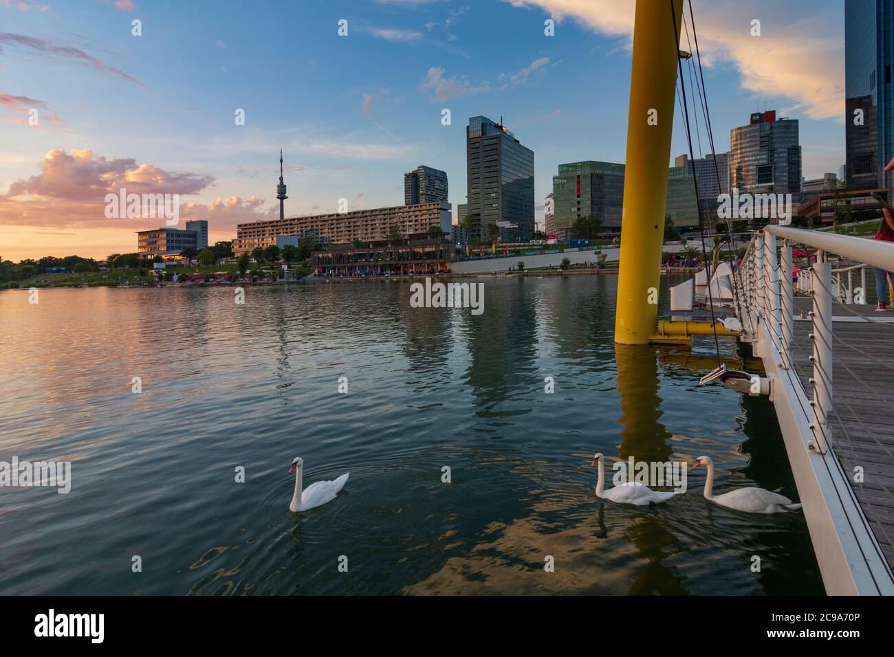 Wien, Vienne: rivière Neue Donau (Nouveau Danube), CopaBeach (Plage de Copa, ancienne Copa Cagrana), restaurants en bord de mer, Donaucity, Donauturm (Tour du Danube), Banque D'Images