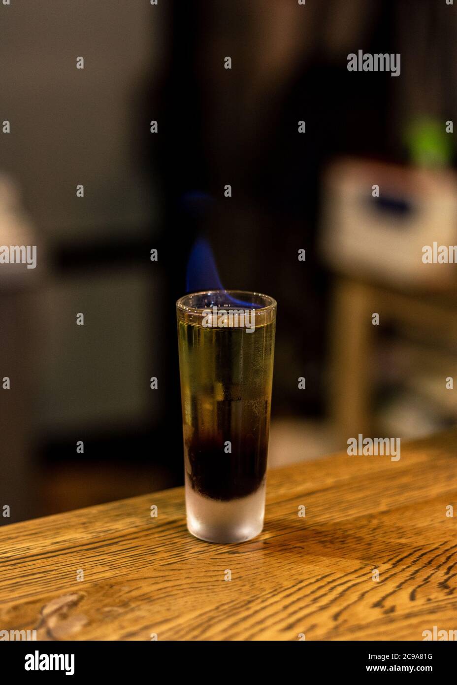 Cocktail alcoolisé avec un vrai feu. Banque D'Images