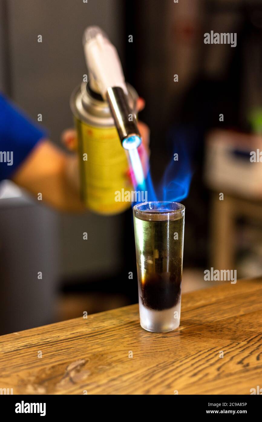 Cocktail alcoolisé avec un vrai feu. Banque D'Images