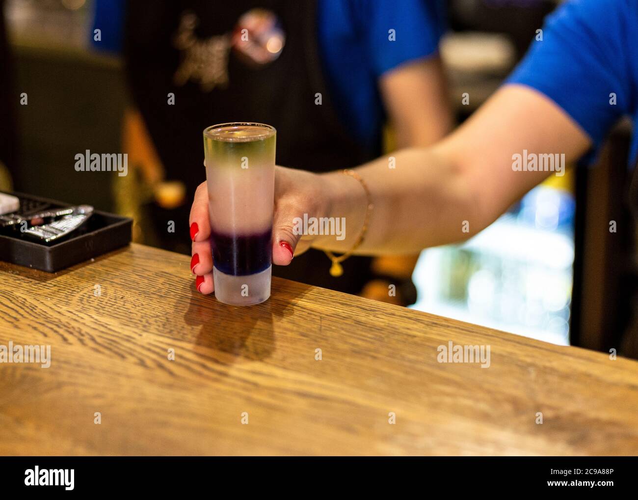 Cocktail alcoolisé avec un vrai feu. Banque D'Images
