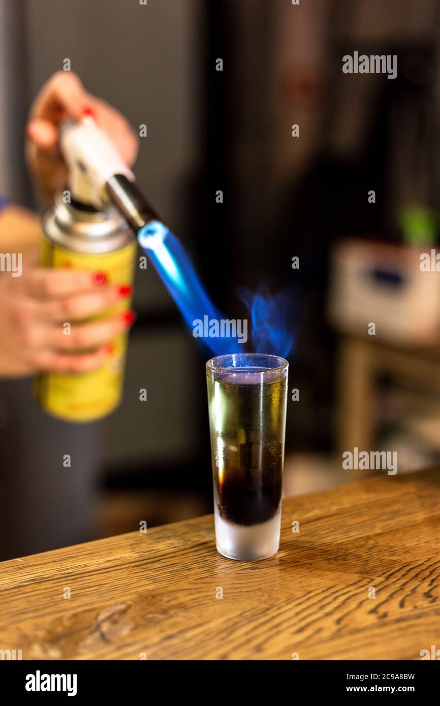Cocktail alcoolisé avec un vrai feu. Banque D'Images
