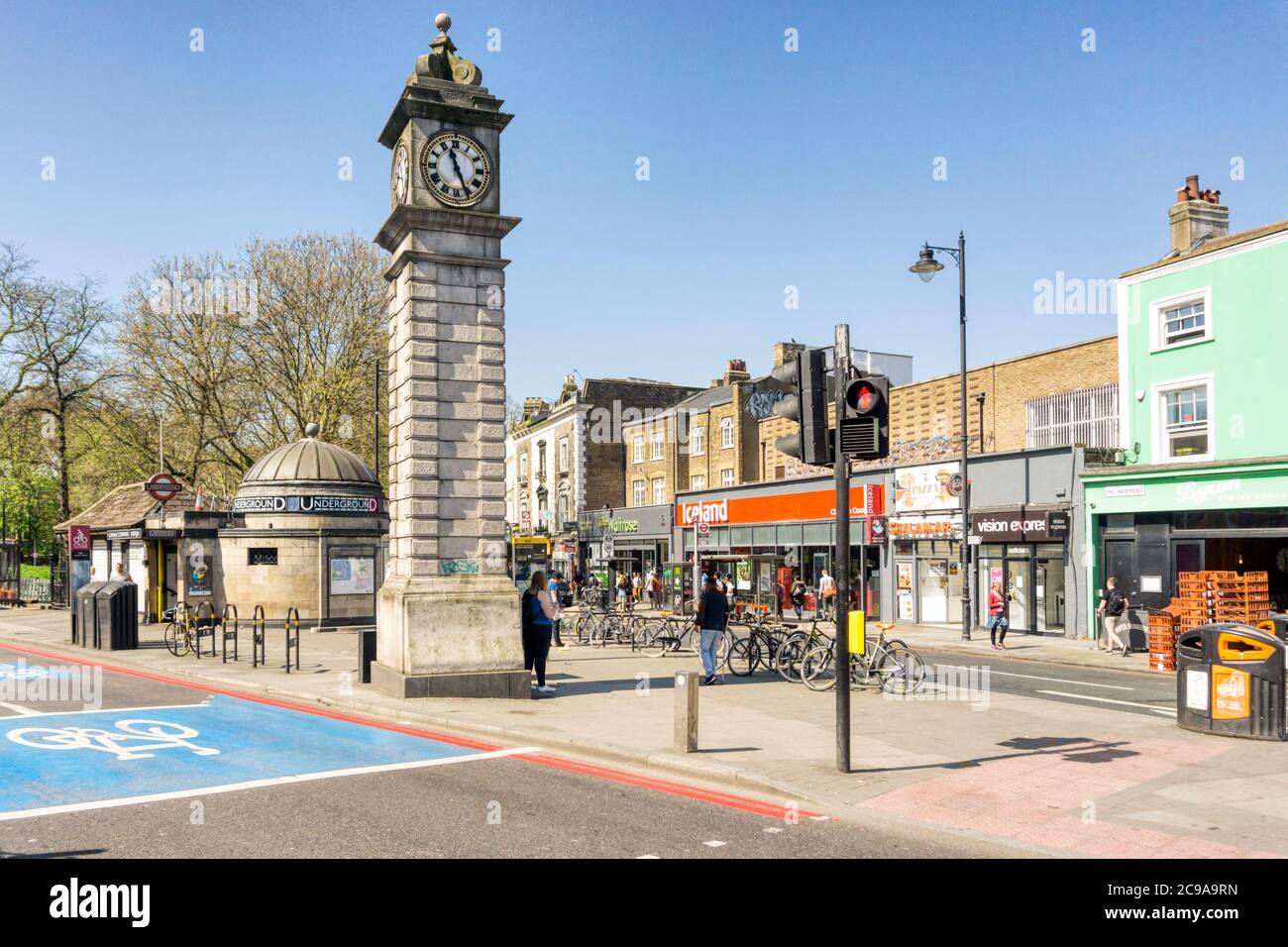 Station de métro et tour d'horloge de Clapham Common sur le trottoir, Clapham, sud de Londres. Banque D'Images