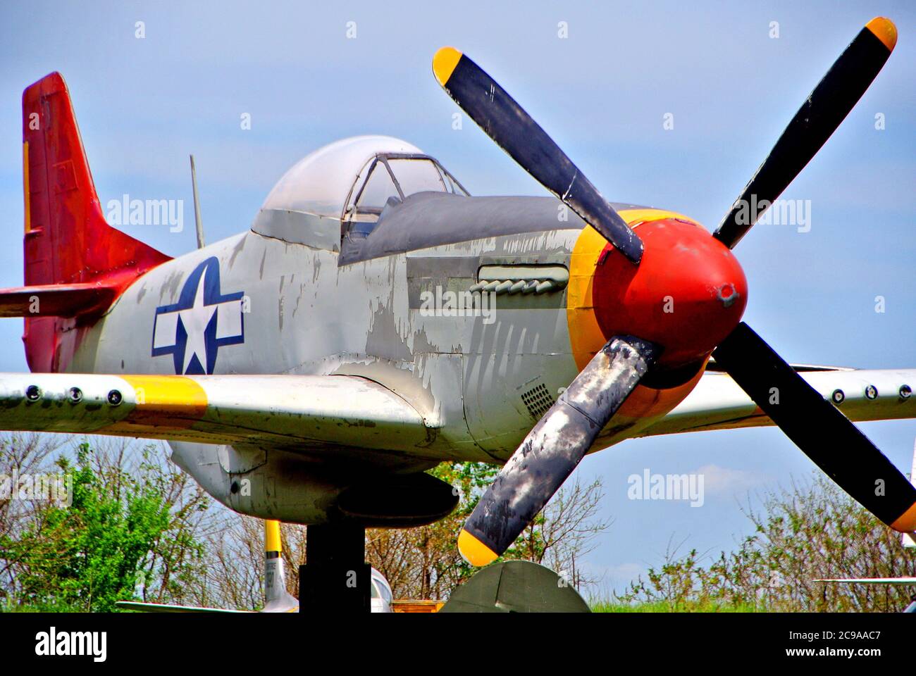 Avion de chasse vintage de la Seconde Guerre mondiale à l'aéroport du comté de sonoma Banque D'Images