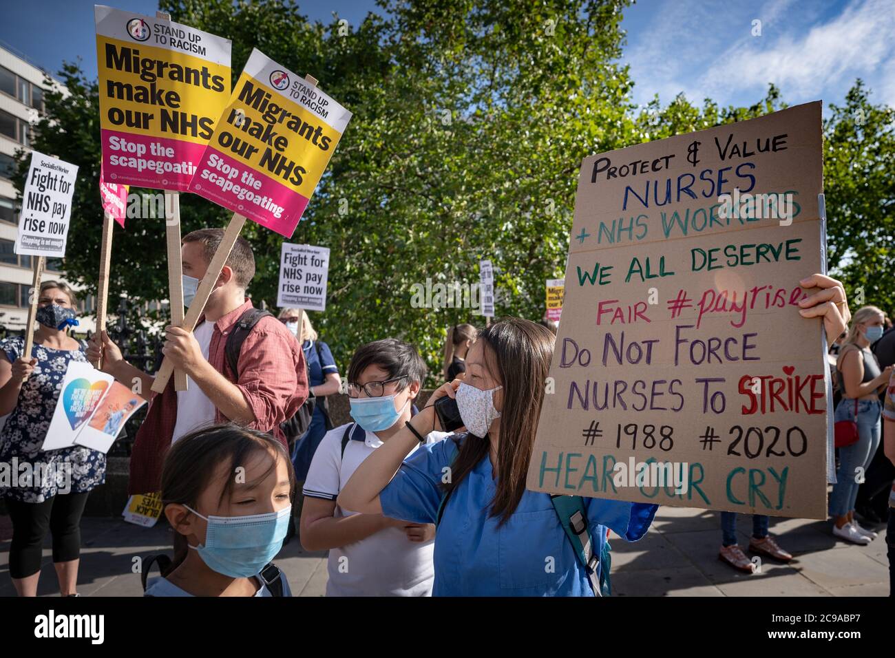 Londres, Royaume-Uni. 29 juillet 2020. Coronavirus: Marche NHS pour la justice salariale. Des centaines de travailleurs du NHS, de travailleurs clés et de partisans marchent de l'hôpital St. Thomas à Downing Street Gates pour exiger la justice salariale. Les travailleurs du NHS exigent une augmentation de salaire pour la réduction de 20% depuis 2010 et se sont sentis sous-évalués pendant la pandémie COVID-19 qui a vu des masses d'heures supplémentaires, l'isolement des familles et la perte de plus de 540 travailleurs au virus. Credit: Guy Corbishley/Alamy Live News Banque D'Images