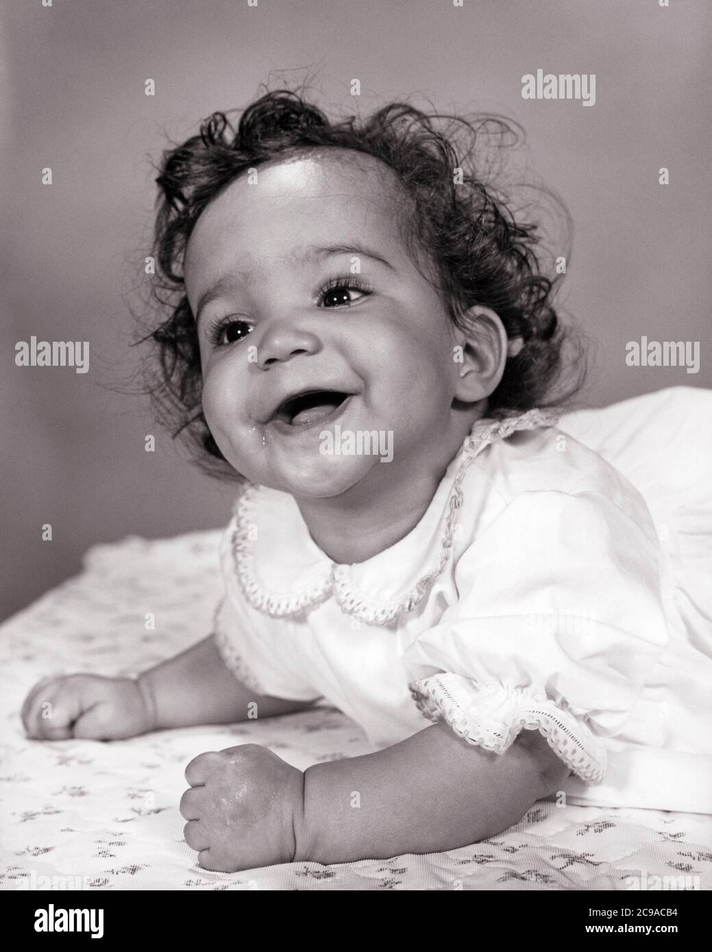 Portrait Des Annees 1960 Souriant Bebe Afro Americain Allonge Sur Le Ventre Eleve Sur Ses Coudes Vetu D Une Jolie Robe En Coton Blanc N1076 Har001 Hars Style De Vie Femmes Studio Shot Portrait Des Annees 1960 Souriant Bebe Afro Americain Allonge Sur Le Ventre Eleve Sur Ses Coudes Vetu D Une Jolie Robe En Coton Blanc N1076 Har001 Hars Style De Vie Femmes Studio Shot