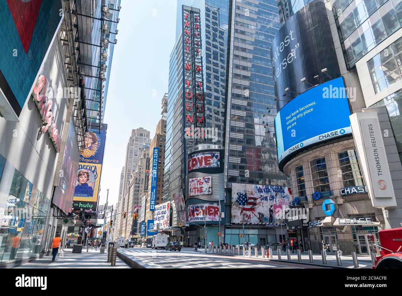 New York, États-Unis. 29 juillet 2020. Thierry Guetta alias M. Brainwash art vu sur des panneaux d'affichage sur le siège d'Ernst & Young sur Times Square à New York, NY, le 29 juillet 2020. Ces œuvres d'art dépeignent un message d'amour à la ville de New York. (Photo de Lev Radin/Sipa USA) crédit: SIPA USA/Alay Live News Banque D'Images