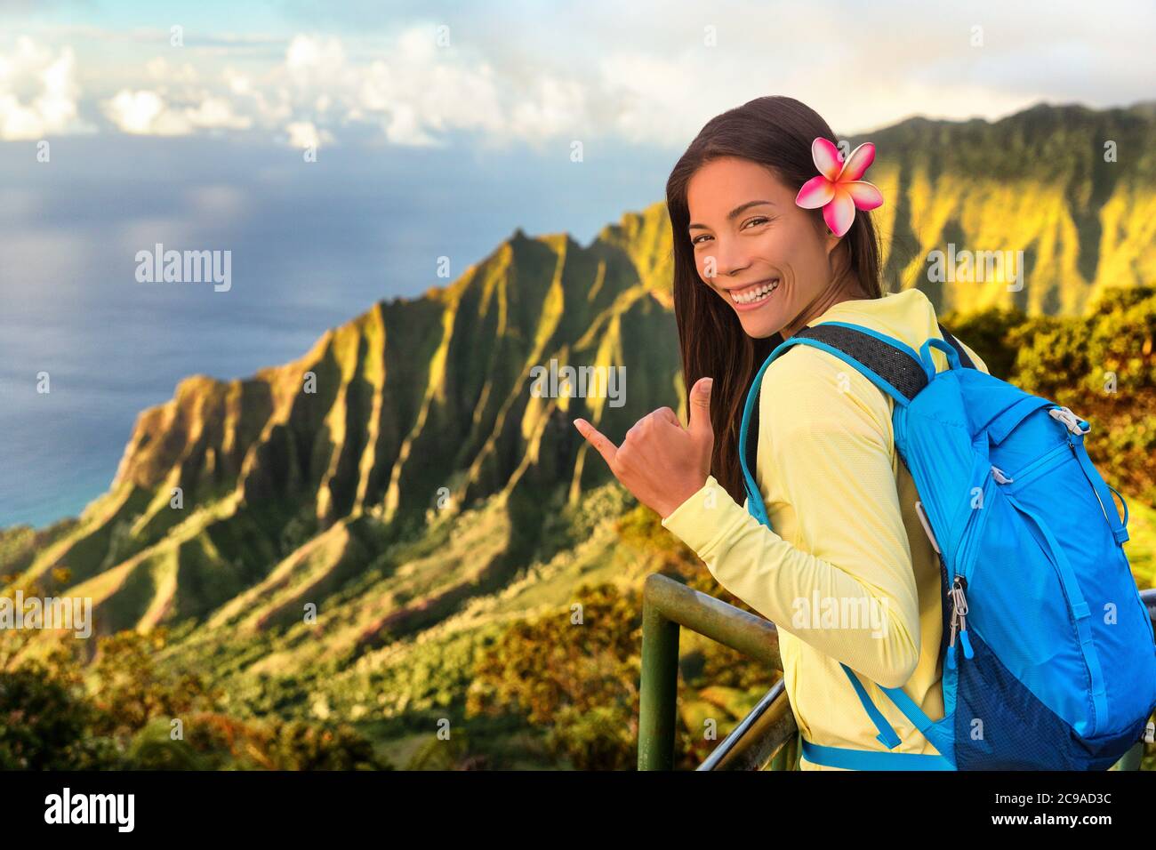 Hawaii hiker girl touriste faisant shaka hawaiian Hand sign au point  d'observation Na pali à Kauai, Hawaï. Voyage asiatique femme randonnée  routard avec sac à Famous Photo Stock - Alamy