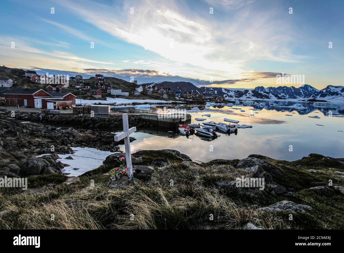 Village de Kulusuk dans l'est du Groenland. Logement Coulourful, élevé au-dessus du sol dans les styles architecturaux vernaculaires. Banque D'Images
